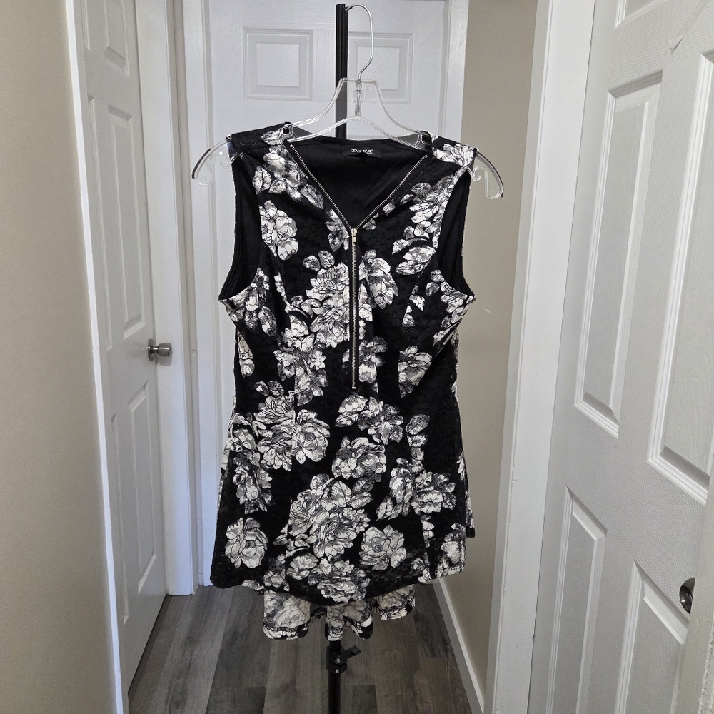 Papa Vancouver Black & White Floral Zip Front Sleeveless Top | Textured Floral - Picture 2 of 6